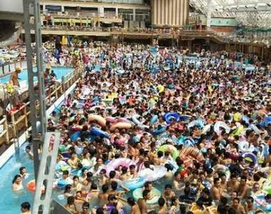 有變態《東京夏日樂園出現割屁股狂魔》潛伏在驚人密度的泳池對女性伺機下手… 有變態《東京夏日樂園出現割屁股狂魔》潛伏在驚人密度的泳池對女性伺機下手…