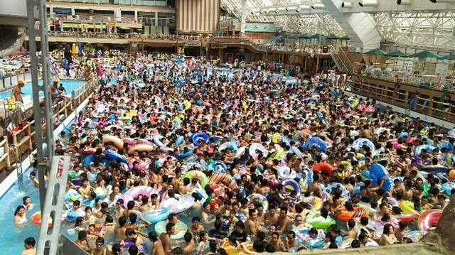 有變態《東京夏日樂園出現割屁股狂魔》潛伏在驚人密度的泳池對女性伺機下手…