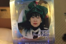 APA飯店新名產《社長的聖水》滿滿都是元谷芙美子社長的照片 APA飯店新名產《社長的聖水》滿滿都是元谷芙美子社長的照片