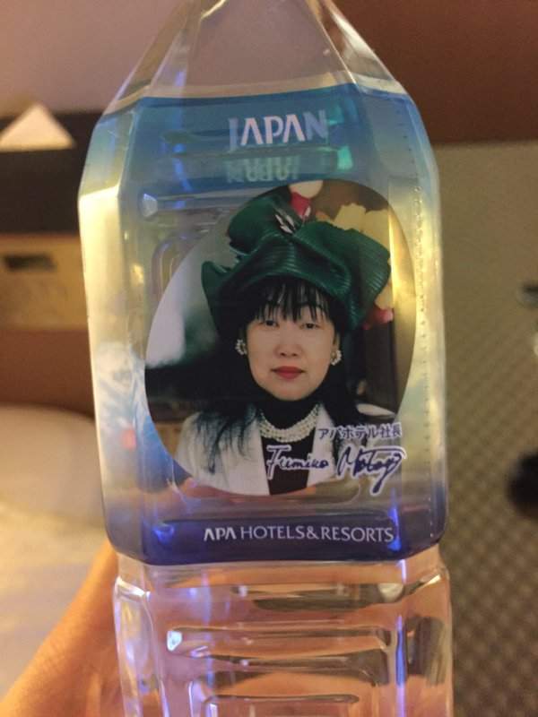 APA飯店新名產《社長的聖水》滿滿都是元谷芙美子社長的照片