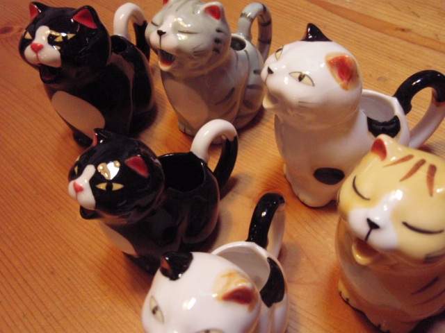 看起來很可愛的《貓咪奶精杯》在倒的時候有點詭異啊XDDD