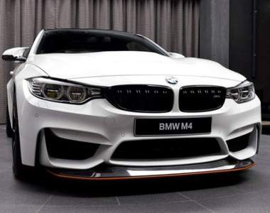 帥氣白馬《BMW M4 GTS》阿布達比現身超有型 帥氣白馬《BMW M4 GTS》阿布達比現身超有型