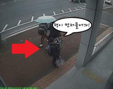 聖誕節溫馨故事《警局前的小男孩》在警局前徘徊不定的他們想做什麼呢? 聖誕節溫馨故事《警局前的小男孩》在警局前徘徊不定的他們想做什麼呢?