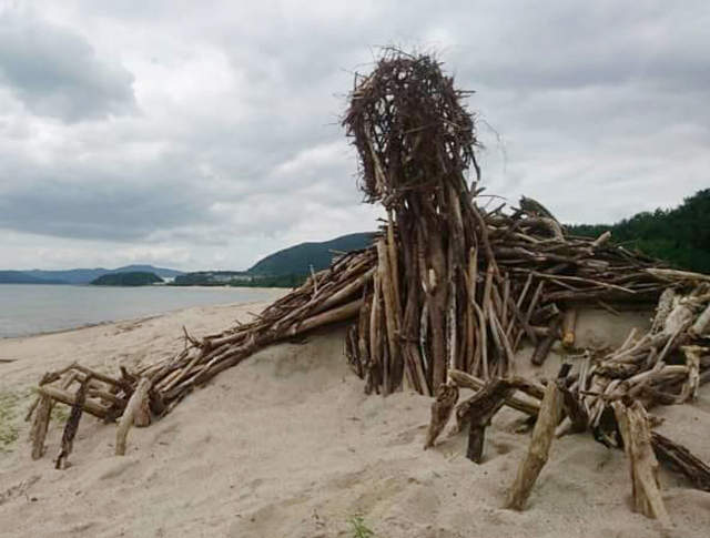 海水浴場突然出現《垃圾版巨神兵與王蟲雕像》是誰做的趕快承認…… 海水浴場突然出現《垃圾版巨神兵與王蟲雕像》是誰做的趕快承認……