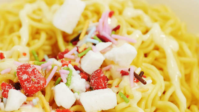 《草莓蛋糕口味炒麵》口味微妙到慘遭30元日幣拋售的程度!? 《草莓蛋糕口味炒麵》口味微妙到慘遭30元日幣拋售的程度!?