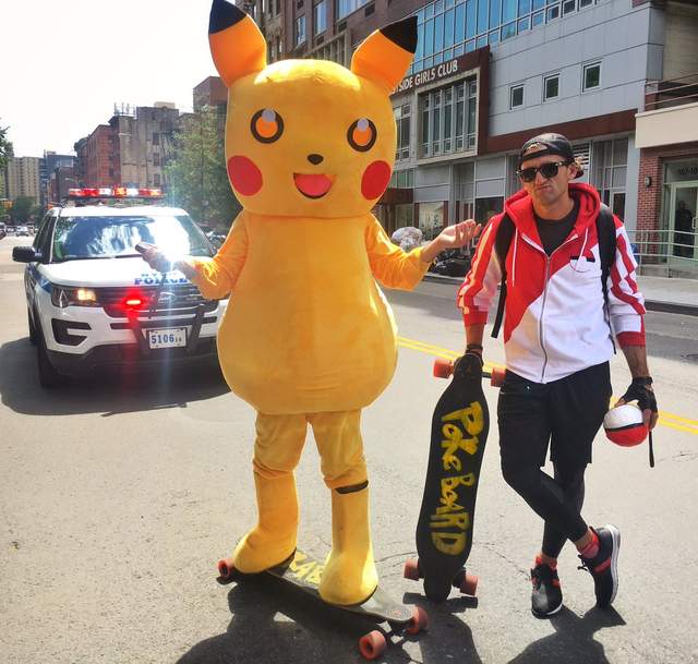 真人版《Pokemon Go》原來抓皮卡丘是這麼勞心費神的事...