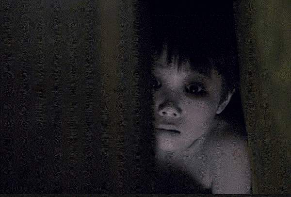 網路靈異話題《後座的男孩》明明車上只有兩人卻出現第三人......