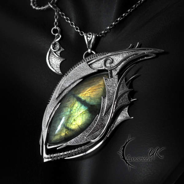 充滿魔力的《魔幻項鍊》上面寶石真的是畫龍點睛啊