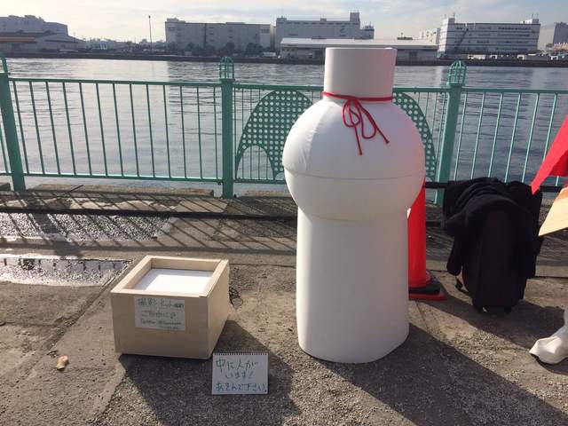 超狂cosplay《口嚼酒》現身C91　不要懷疑裡面真的有人喔wwww