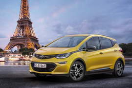 巴黎首演《Opel Ampera-e》先來跟賽車比一下 巴黎首演《Opel Ampera-e》先來跟賽車比一下