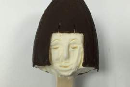 推特《冰淇淋雕刻家》這陰森冷笑的臉龐似曾相識 推特《冰淇淋雕刻家》這陰森冷笑的臉龐似曾相識