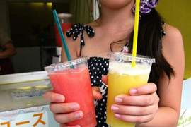 《100塊果汁報警事件》酒味大叔對著小女孩說可愛的妳們拿去買飲料喝吧 《100塊果汁報警事件》酒味大叔對著小女孩說可愛的妳們拿去買飲料喝吧