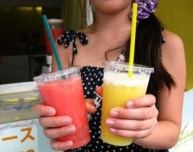 《100塊果汁報警事件》酒味大叔對著小女孩說可愛的妳們拿去買飲料喝吧 《100塊果汁報警事件》酒味大叔對著小女孩說可愛的妳們拿去買飲料喝吧