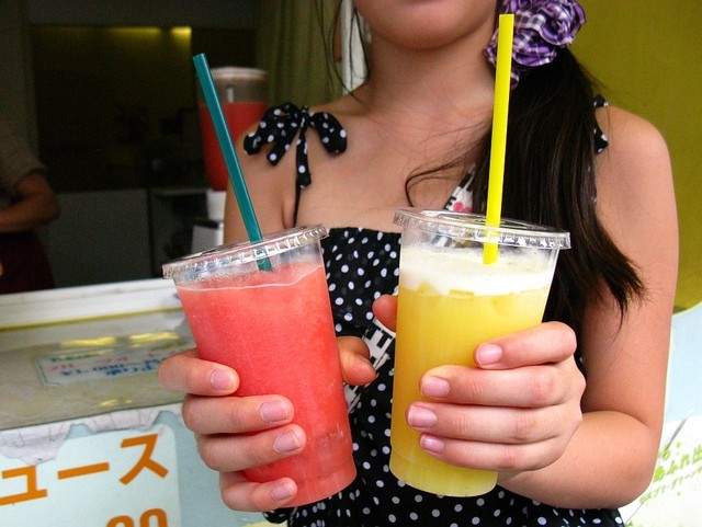 《100塊果汁報警事件》酒味大叔對著小女孩說可愛的妳們拿去買飲料喝吧 《100塊果汁報警事件》酒味大叔對著小女孩說可愛的妳們拿去買飲料喝吧