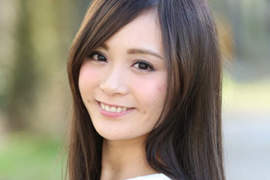 《賽車皇后三城千咲》漂亮又會手語的知性美女 《賽車皇后三城千咲》漂亮又會手語的知性美女