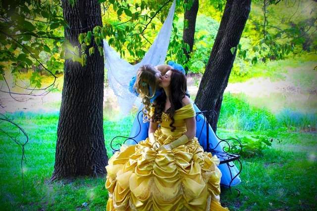 《貝兒跟灰姑娘結婚了》恭喜兩位公主呀~(灑花) 《貝兒跟灰姑娘結婚了》恭喜兩位公主呀~(灑花)