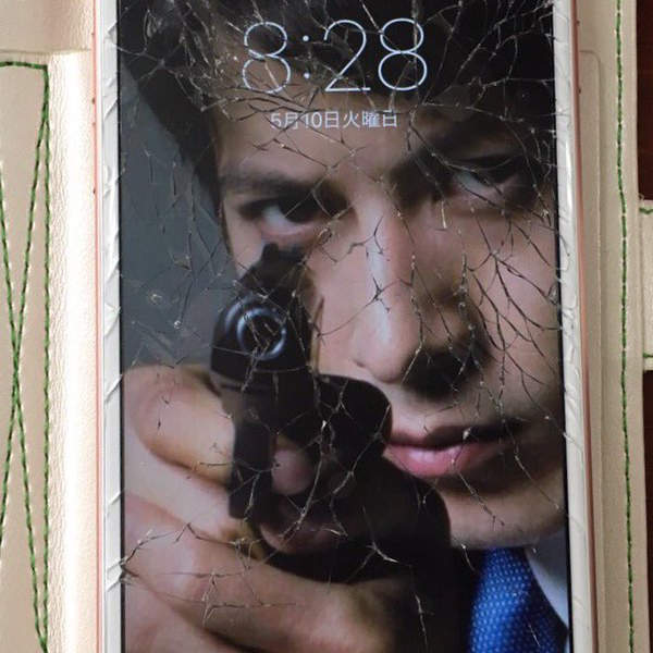 《手機螢幕破裂對策》這樣至少好一陣子可以不用修ww(淚笑) 《手機螢幕破裂對策》這樣至少好一陣子可以不用修ww(淚笑)