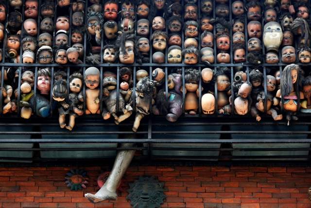 《外國男子愛娃成痴塞滿陽台》玩娃玩成恐怖片場景嚇尿路人…