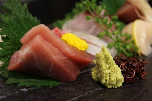 《刺身芥末的正確吃法》到底該拌進醬油裡還是放在生魚片上呢？