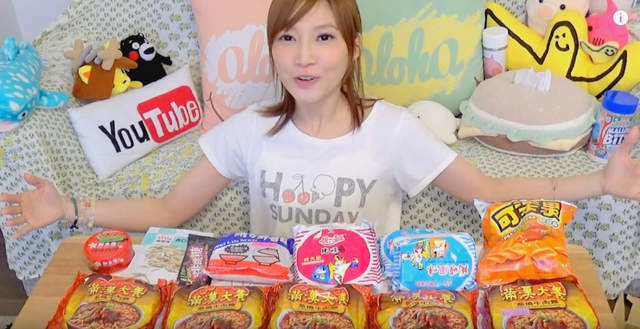 《大食美女木下佑香》這回挑戰高達9102卡路里的台灣泡麵+辣味肉醬配飯吃 《大食美女木下佑香》這回挑戰高達9102卡路里的台灣泡麵+辣味肉醬配飯吃