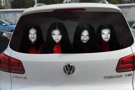 前方車輛有女鬼!?《恐怖反光車貼》嚇阻討厭的遠光燈...但這也太恐怖了吧(抖) 前方車輛有女鬼!?《恐怖反光車貼》嚇阻討厭的遠光燈...但這也太恐怖了吧(抖)