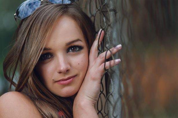 好可怕系列《不能碰臉的女孩》碰了她的臉她就會......