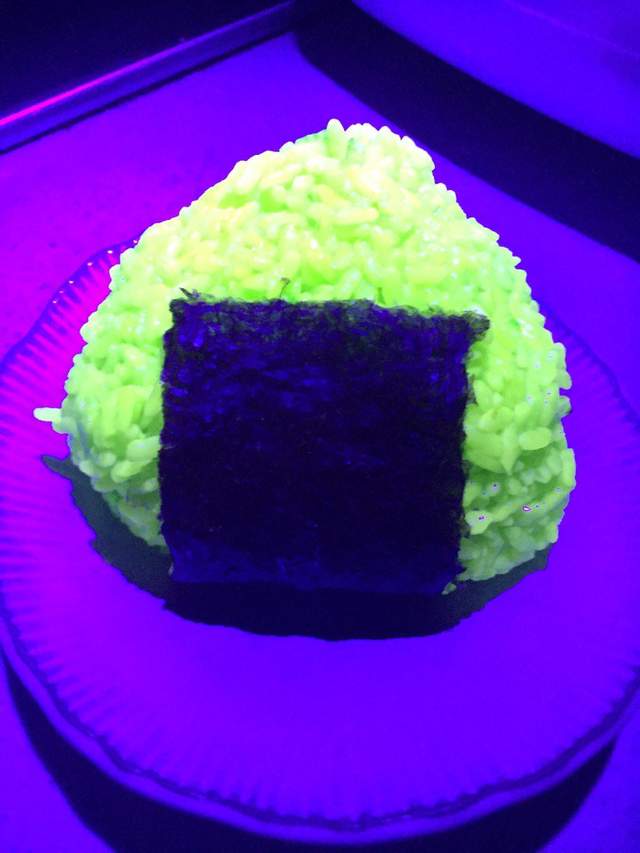 怪詭異的《螢光飯糰》吃了真的不會中毒嗎...？Σ(*ﾟдﾟﾉ)ﾉ