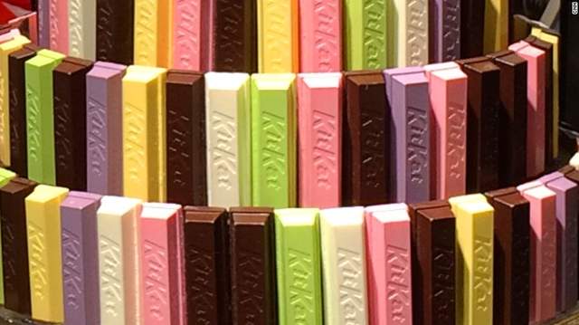 可以排出《彩虹Kitkat》日本人的狂熱讓外國人滿頭問號 可以排出《彩虹Kitkat》日本人的狂熱讓外國人滿頭問號