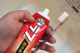 《日常的包裝陷阱》不保持頭腦清醒牙膏都會拿成痠痛藥膏ww 《日常的包裝陷阱》不保持頭腦清醒牙膏都會拿成痠痛藥膏ww