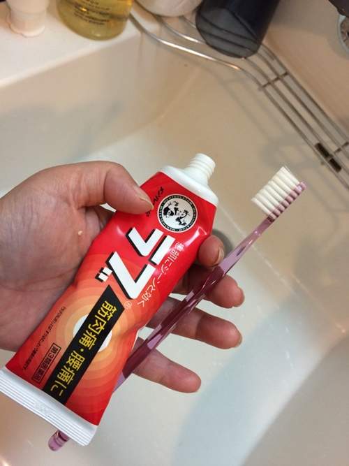 《日常的包裝陷阱》不保持頭腦清醒牙膏都會拿成痠痛藥膏ww