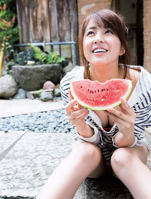 《寵物情人惡女OL》柳百合菜變身親切的冰凉西瓜大奶妹