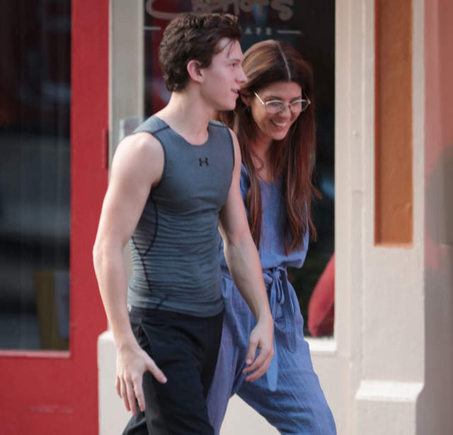 《蜘蛛人:歸鄉》新蜘蛛人Tom Holland與性感梅嬸的片場照 《蜘蛛人:歸鄉》新蜘蛛人Tom Holland與性感梅嬸的片場照