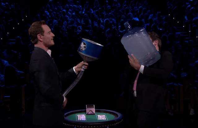 麥克法斯賓達也挑戰《冰鎮下體》活動 這年頭明星真不好幹啊... 麥克法斯賓達也挑戰《冰鎮下體》活動 這年頭明星真不好幹啊...