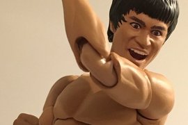 惡搞不停的《猙獰李小龍人偶》繼淫賊胡迪後的新一代變態? 惡搞不停的《猙獰李小龍人偶》繼淫賊胡迪後的新一代變態?
