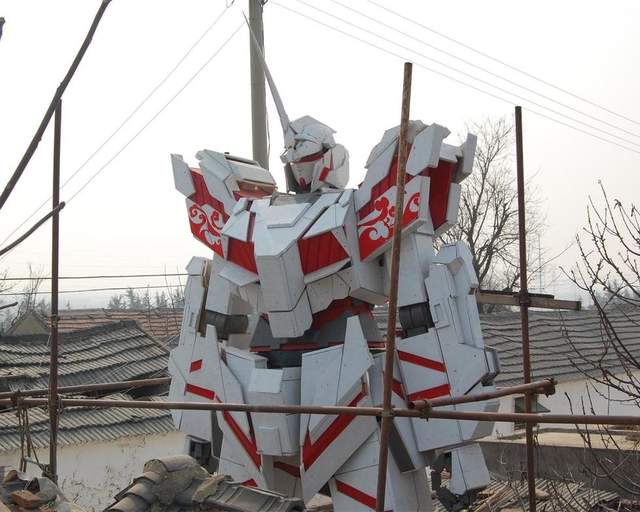 《鋼彈立於農家》大陸玩家製作高6.6米的獨角獸鋼彈