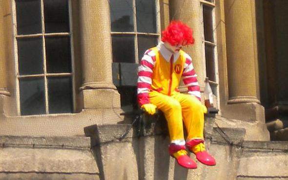 《恐怖小丑事件》蔓延全球 連麥當勞叔叔坐著也中槍