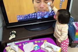 惡搞圖《小女孩擦電視機的眼淚》小女孩都快變職業擦手了 惡搞圖《小女孩擦電視機的眼淚》小女孩都快變職業擦手了