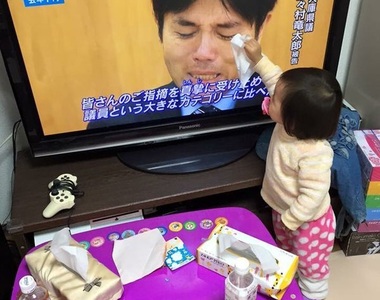 惡搞圖《小女孩擦電視機的眼淚》小女孩都快變職業擦手了 惡搞圖《小女孩擦電視機的眼淚》小女孩都快變職業擦手了