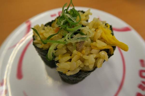 意味不明的《炒飯壽司》直接用海苔把炒飯包起來不是更省事嗎ww