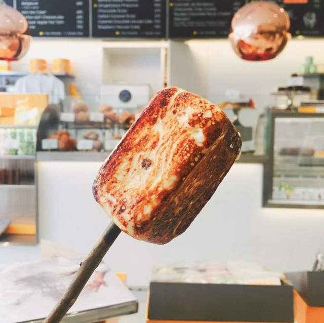 韓國《烤棉花糖冰淇淋》到底是棉花糖還是臭豆腐XD 韓國《烤棉花糖冰淇淋》到底是棉花糖還是臭豆腐XD