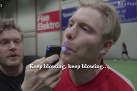 北歐超爆笑《醉鬼足球賽》球員醉到直接吐在球場上... 北歐超爆笑《醉鬼足球賽》球員醉到直接吐在球場上...