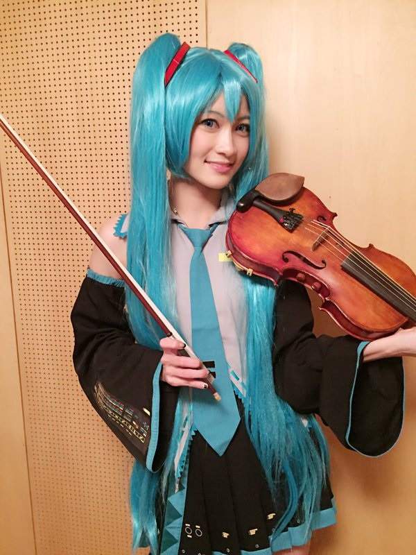 《美女小提琴家Ayasa》Cosplay初音拉出不一樣小提琴版千本櫻 《美女小提琴家Ayasa》Cosplay初音拉出不一樣小提琴版千本櫻