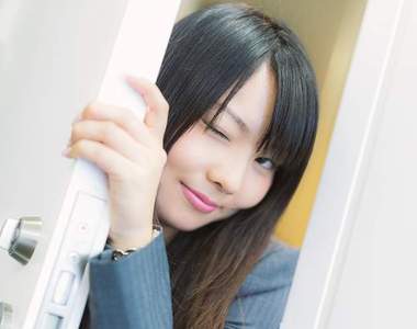 《讓男生妄想炸裂的辦公室戀情》茶水間內果然適合來一發壁咚 《讓男生妄想炸裂的辦公室戀情》茶水間內果然適合來一發壁咚