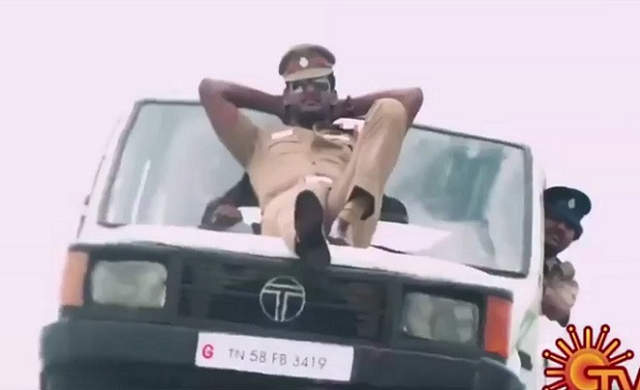 《超帥印度警匪片》在〝帥〞之前所有的物理都是浮雲而已... 《超帥印度警匪片》在〝帥〞之前所有的物理都是浮雲而已...