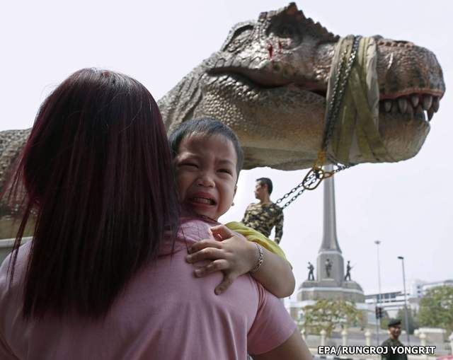 《泰國街頭捕獲野生暴龍》太可怕嚇到我都閃尿啦 《泰國街頭捕獲野生暴龍》太可怕嚇到我都閃尿啦