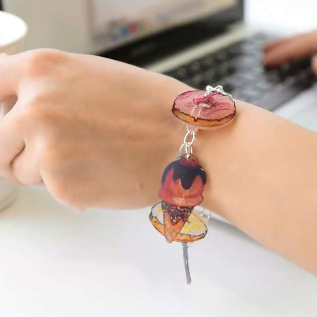 DIY教學《塑膠片變成可愛的壓克力綴飾》快把要丟的塑膠盒拿出來做吧