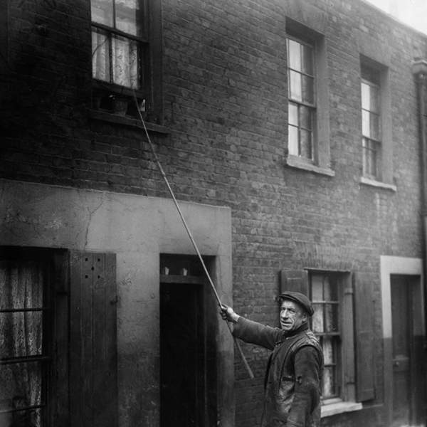 鬧鐘普及前的《敲窗人服務》由專人把你從睡夢中喚醒