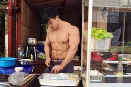 《泰國麵攤小鮮肉》肌肉棒子帥主廚成為了女網友的最愛 《泰國麵攤小鮮肉》肌肉棒子帥主廚成為了女網友的最愛