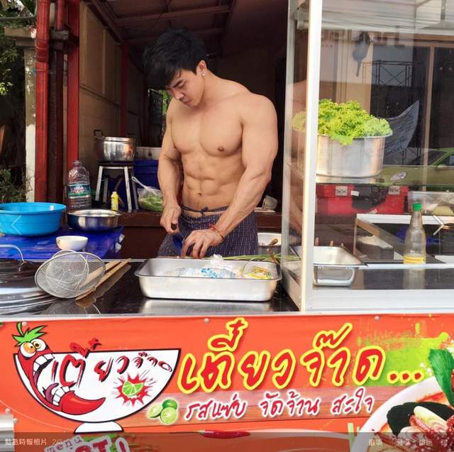 《泰國麵攤小鮮肉》肌肉棒子帥主廚成為了女網友的最愛