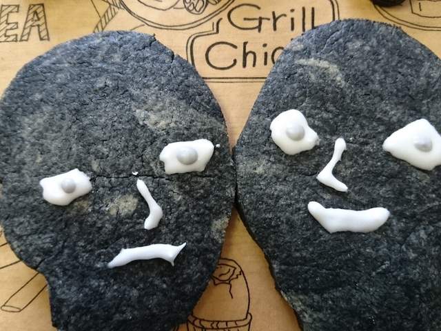 柯南的最愛《黑影犯人餅乾》跟理想的凶狠表情差很大……